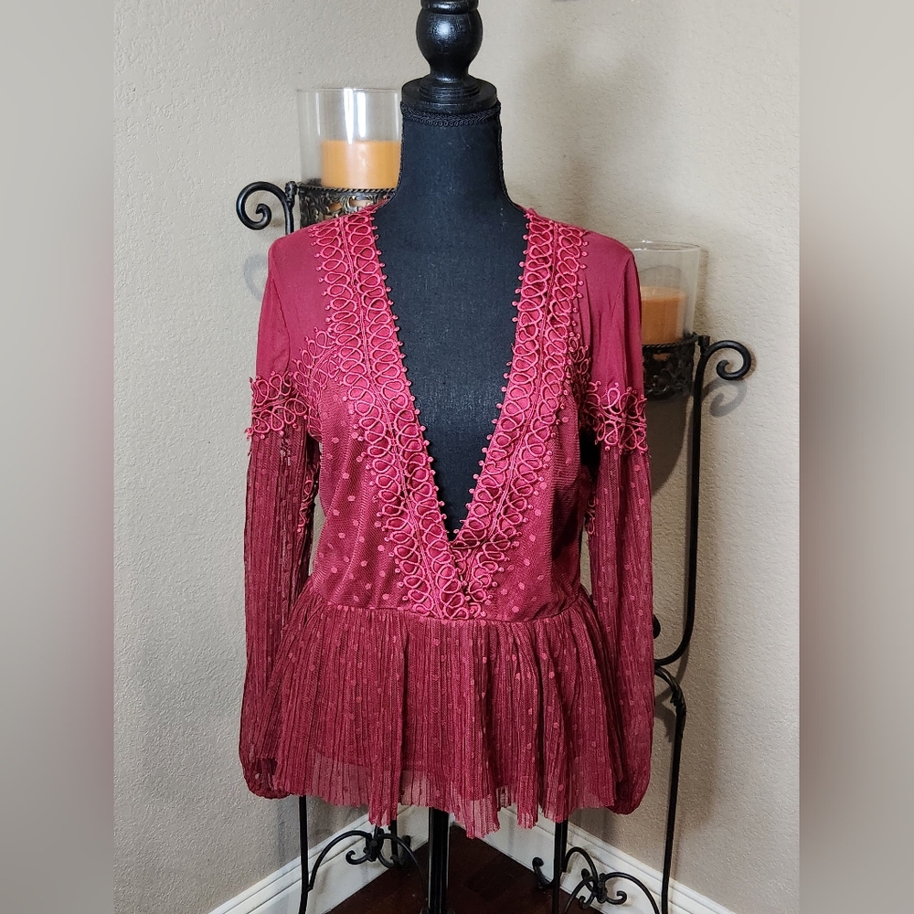 BKE Buckle Boutique Deep Red Lace Women's Blouse.